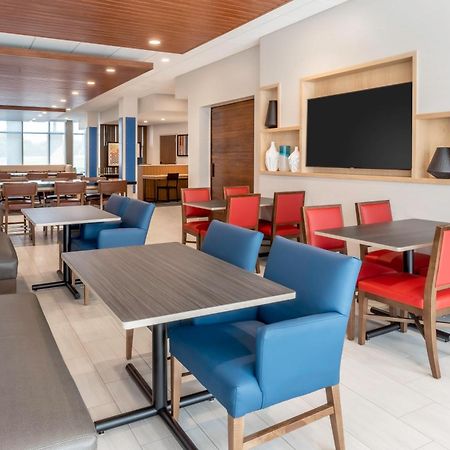Holiday Inn Express & Suites - Milwaukee West Allis By Ihg Экстерьер фото