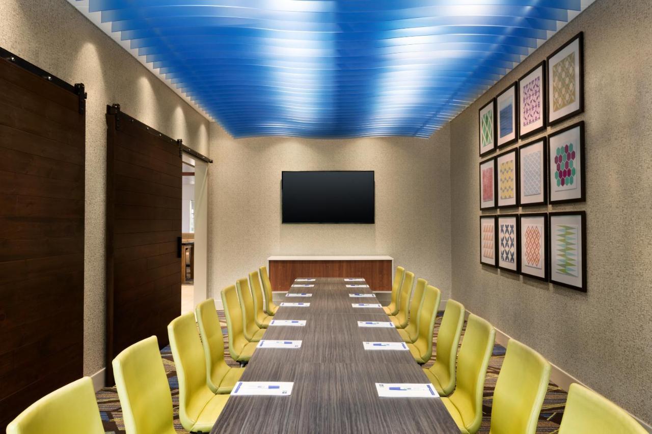 Holiday Inn Express & Suites - Milwaukee West Allis By Ihg Экстерьер фото