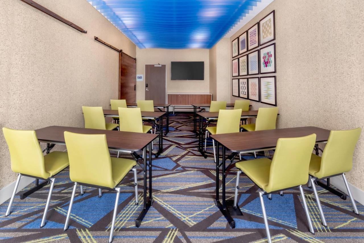 Holiday Inn Express & Suites - Milwaukee West Allis By Ihg Экстерьер фото