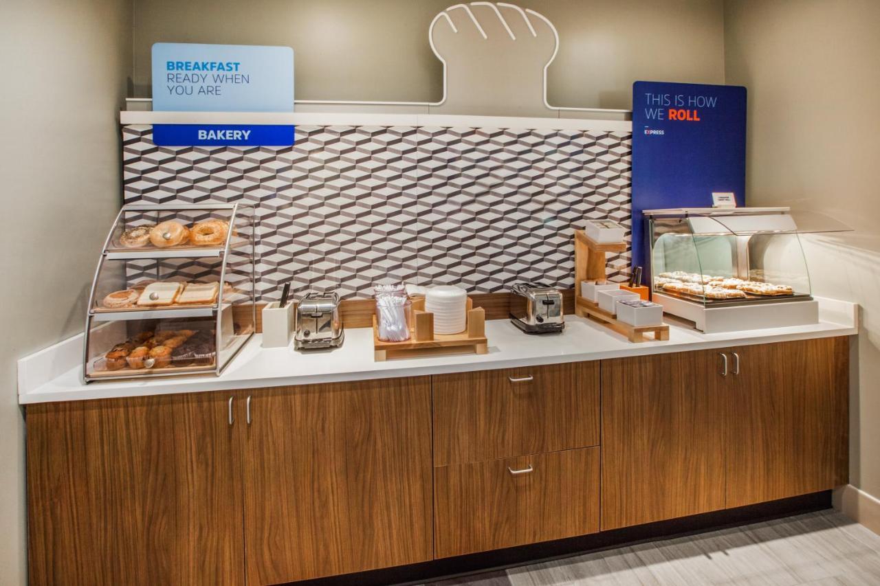 Holiday Inn Express & Suites - Milwaukee West Allis By Ihg Экстерьер фото