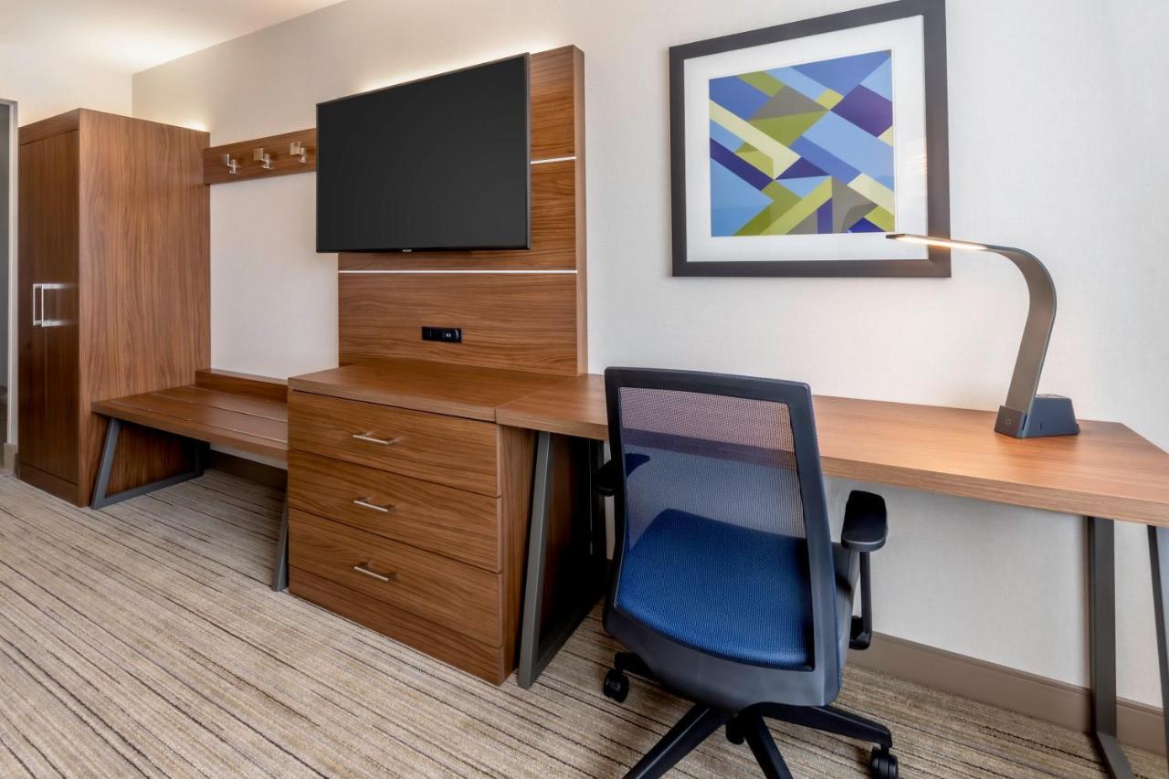 Holiday Inn Express & Suites - Milwaukee West Allis By Ihg Экстерьер фото