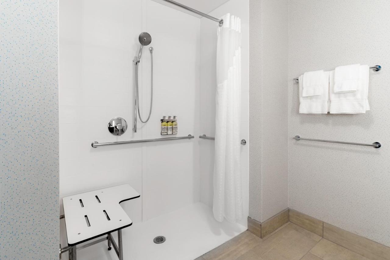 Holiday Inn Express & Suites - Milwaukee West Allis By Ihg Экстерьер фото